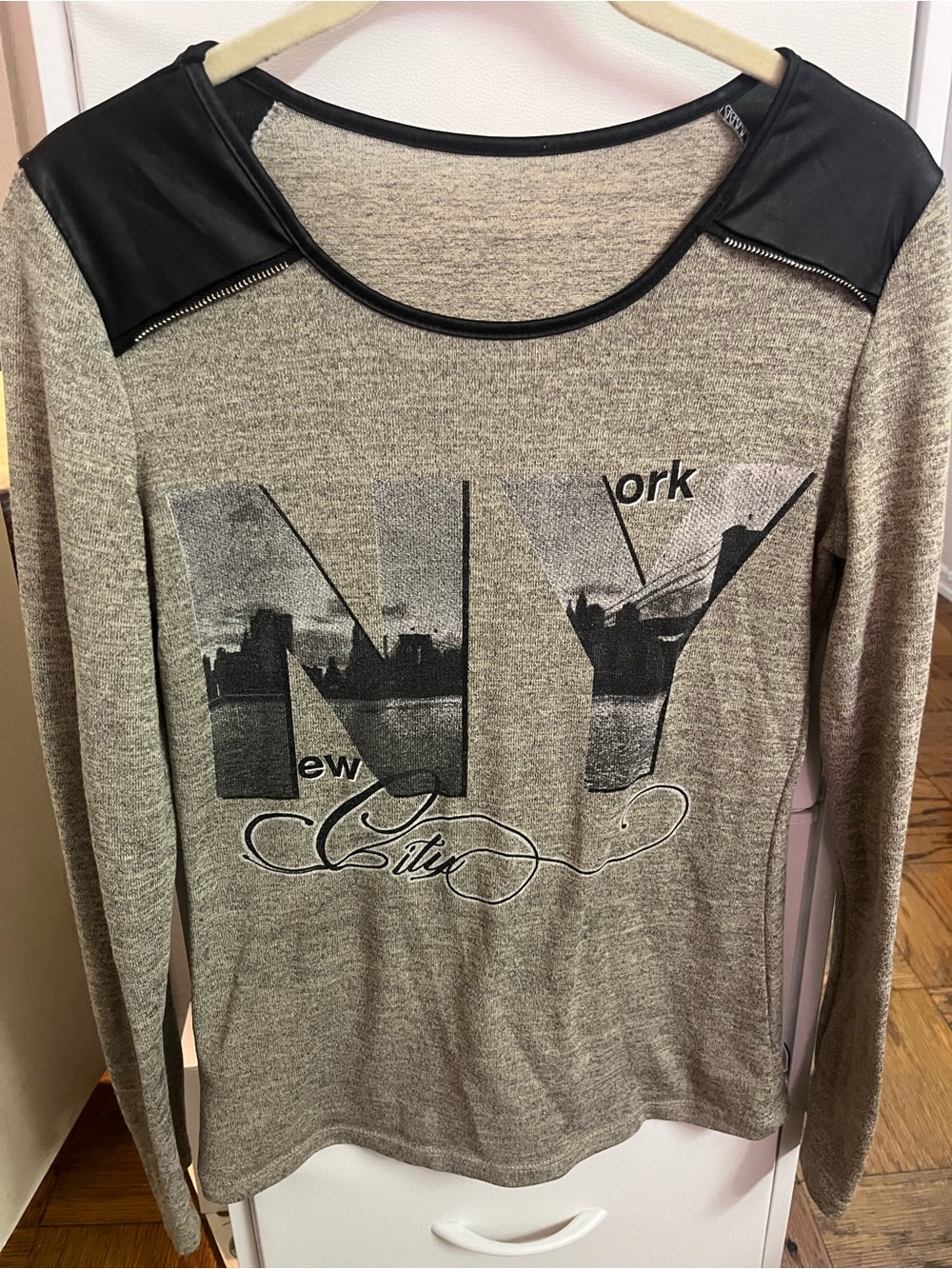 NY City Graphic Long-Sleeve Top - Gray with Black Accents